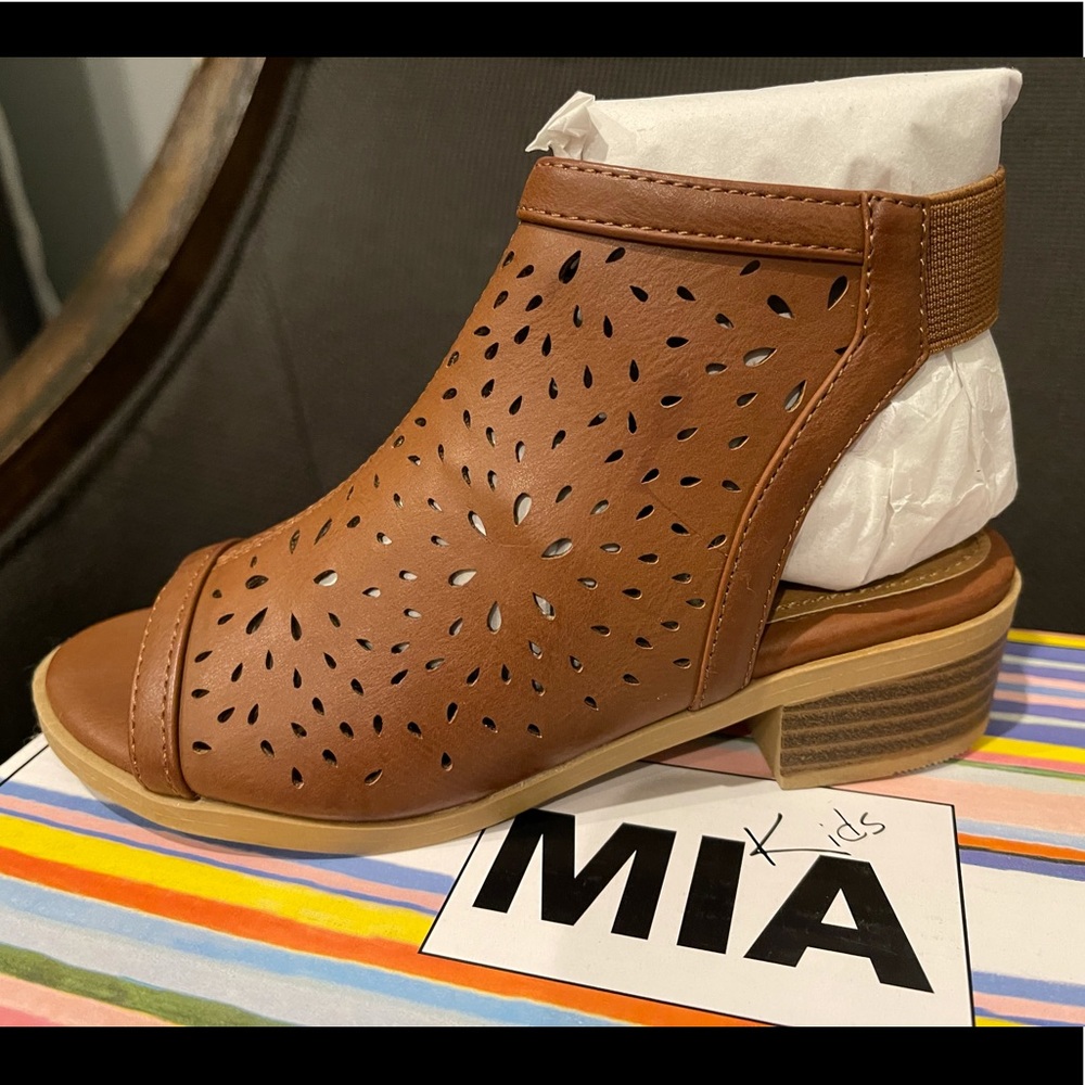 NEW IN BOX Little Girls Peep Toe Sandal